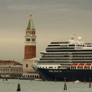 Ozeanriesen in Venedig vor Markusplatz