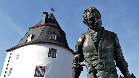 Denkmal vom Schinderhannes vor Turm in Simmern im Hunsrück.