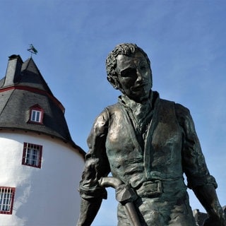 Denkmal vom Schinderhannes vor Turm in Simmern im Hunsrück.