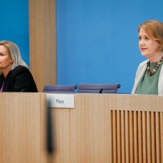 Lisa Paus gemeinsam mit Bundesministerin des Innern und fÃ_r Heimat Nancy Faeser, Feldhoff, , bei der Bundespressekonferenz zum Thema Entwurf des Demokratiefoerdergesetzes