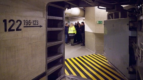 Eine Führungsgruppe besichtigt die Schutzräume im ehemaligen Regierungsbunker in Bad Neuenahr-Ahrweiler in Rheinland-Pfalz.