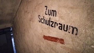 Bunker mit Beschriftung "Zum Schutzraum"