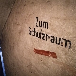 Bunker mit Beschriftung "Zum Schutzraum"