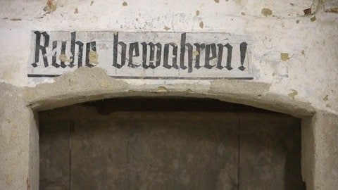 Bunkerraum mit Aufschrift "Ruhe bewahren!"