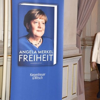 Angela Merkel, die ehemalige Bundeskanzlerin bei der Ankunft zur Buchpremiere ihrer Memoiren Freiheit am 26.11.2024 im Deutschen Theater in Berlin