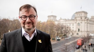 Holger Bergmann, Vorstand Die Vielen, steht nach Pressekonferenz zur „Berliner Erklärung der Vielen" auf dem Balkon der Stiftung Brandenburger Tor