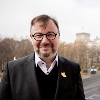 Holger Bergmann, Vorstand Die Vielen, steht nach Pressekonferenz zur „Berliner Erklärung der Vielen" auf dem Balkon der Stiftung Brandenburger Tor