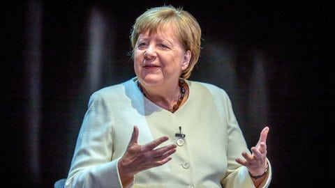 Am 26. November hat Ex-Kanzlerin Angela Merkel im Deutschen Theater in Berlin ihr Buch „Freiheit. Erinnerungen 1954 - 2021“ interviewt von der Moderatorin Anne Will. Gemeinsam mit ihrer langjährigen Büroleiterin Beate Baumann hat die ehemalige Bundeskanzlerin Merkel ihre Erinnerungen verfasst.