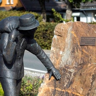 Der Schmuggler, diese Denkmal erinnert an die Zeit des Kaffeeschmuggels von 1945-1953 an der deutsch-belgischen Grenze