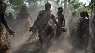 Aborigine-TänzerInnen proben vor einer Aufführung am Laura Aboriginal Dance Festival in North Queensland, Australien