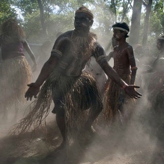 Aborigine-TänzerInnen proben vor einer Aufführung am Laura Aboriginal Dance Festival in North Queensland, Australien