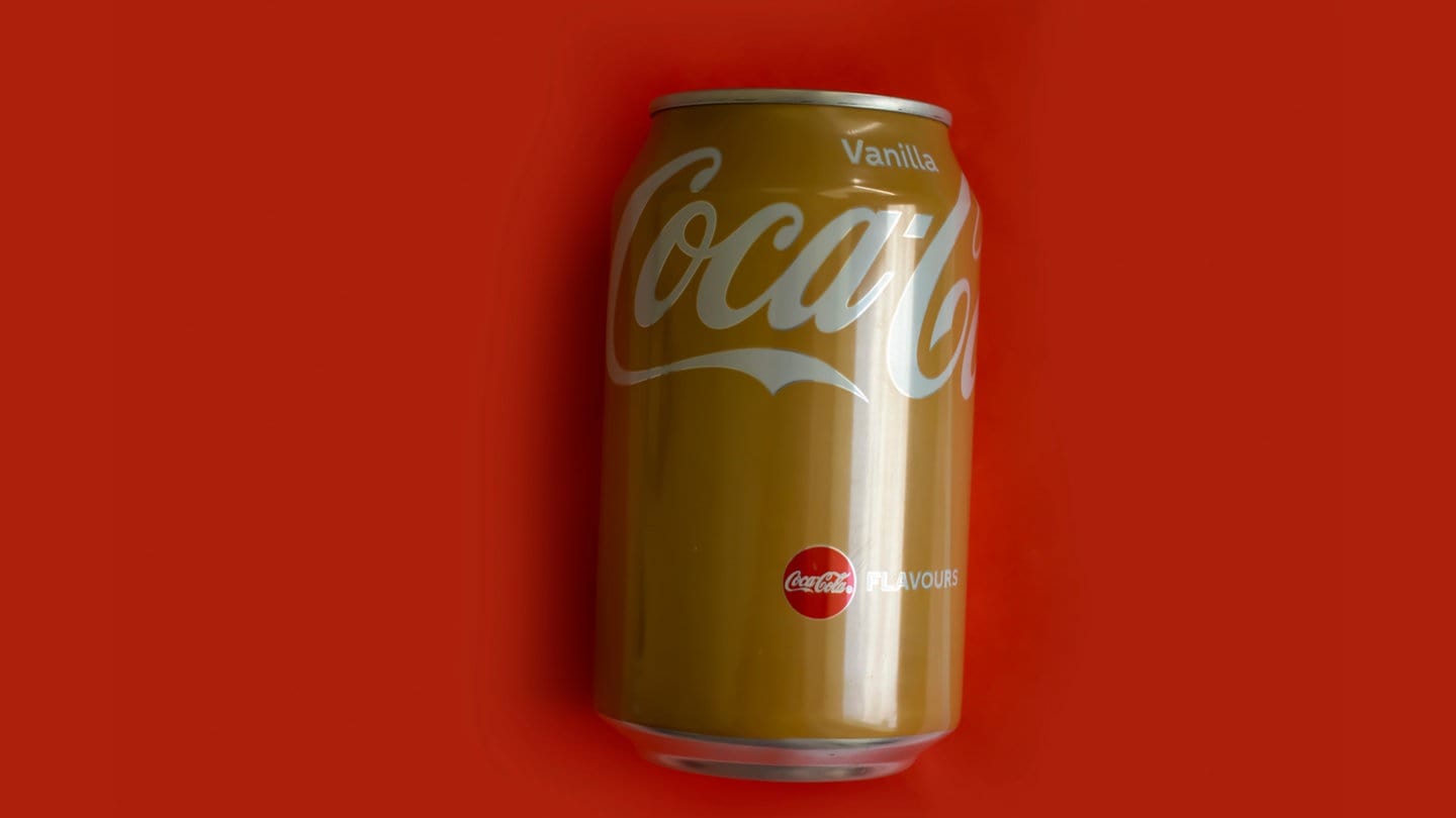 Coca Cola Vanille auf farbigem Hintergrund