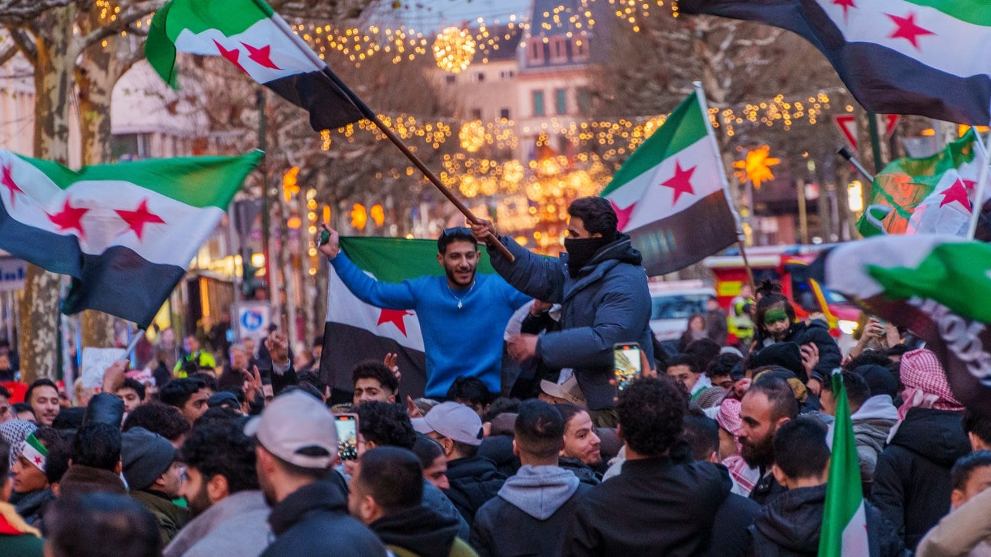 Exil-Syrer feiern auf dem Schillerplatz und der Ludwigstraße den Sturz des Assad-Regime.