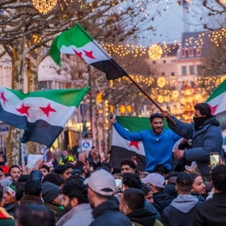 Exil-Syrer feiern auf dem Schillerplatz und der Ludwigstraße den Sturz des Assad-Regime. 