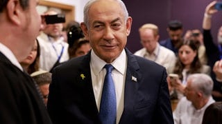 Der israelische Ministerpräsident Benjamin Netanjahu trifft vor dem Bezirksgericht in Tel Aviv ein, wo sein langwieriger Prozess wegen angeblicher Korruption stattfindet.