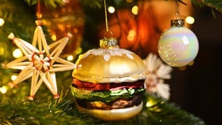 Christbaumkugeln mit einem Hamburger