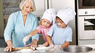 Oma und Enkel backen Plätzchen