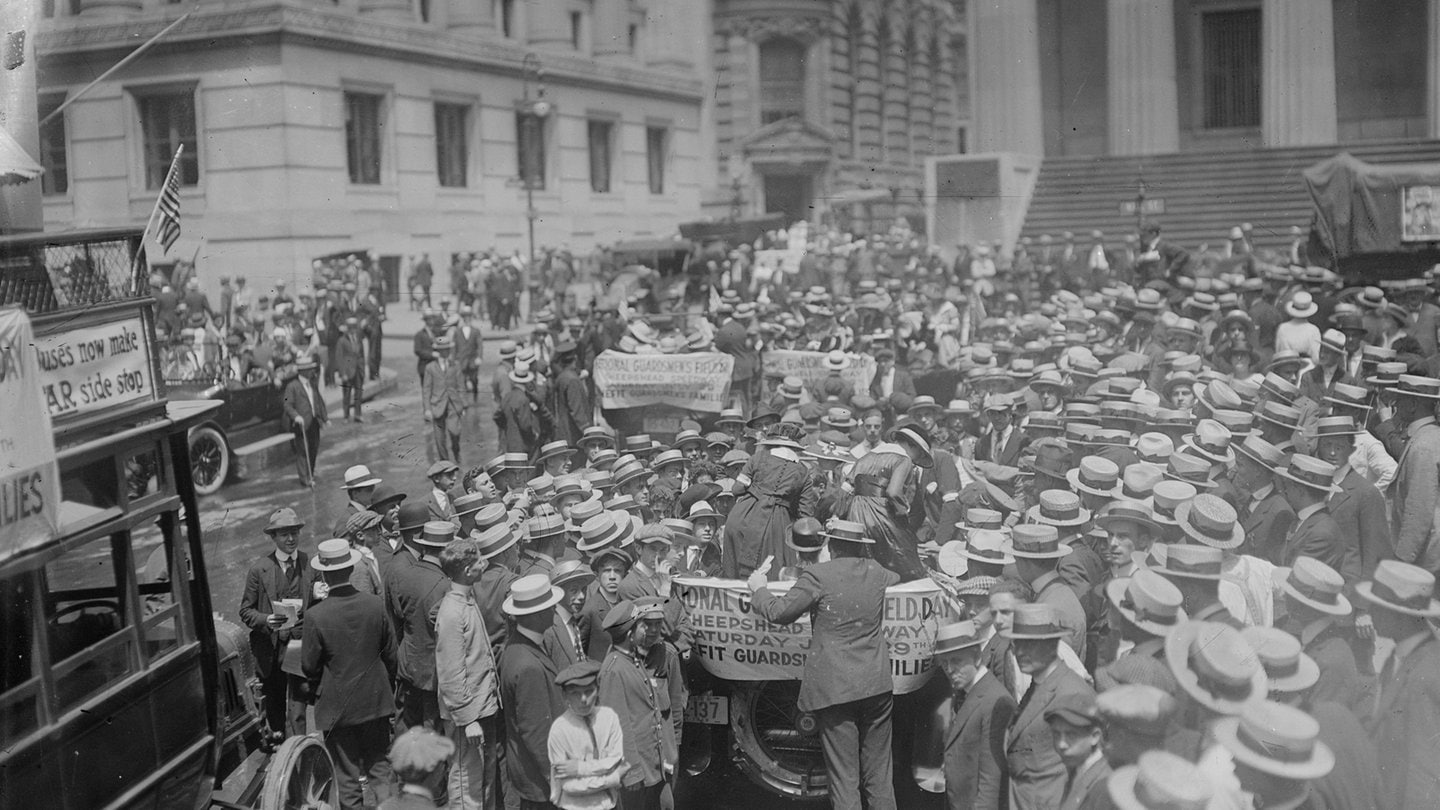 Menschenmengen versammelten sich in der Wall Street, New York ca. 1915-1920