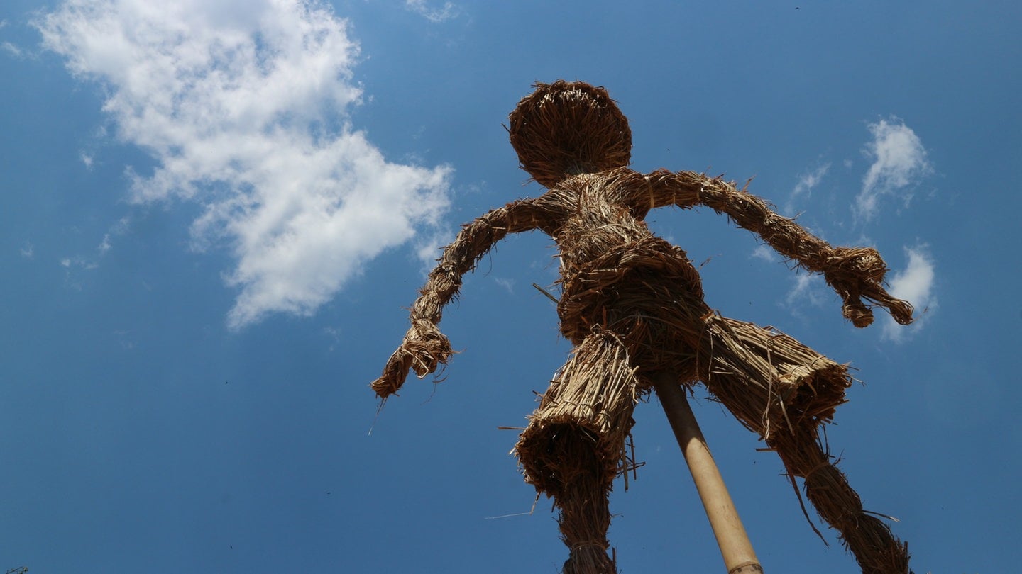 Aus Stroh arrangiert, eine Bauernpuppe. Symbolfoto