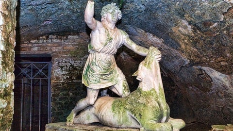 Statue des Gottes Mithras, der einen Stier tötet, im Mithräum der Thermen in den archäologischen Ausgrabungen von Ostia Antica - Rom