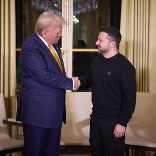 Der ukrainische Präsident Volodymyr Selenskyj (rechts) und Donald Trump schütteln sich die Hand nach einem Treffen im Elysee Palast in Paris.