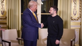 Der ukrainische Präsident Volodymyr Selenskyj (rechts) und Donald Trump schütteln sich die Hand nach einem Treffen im Elysee Palast in Paris.