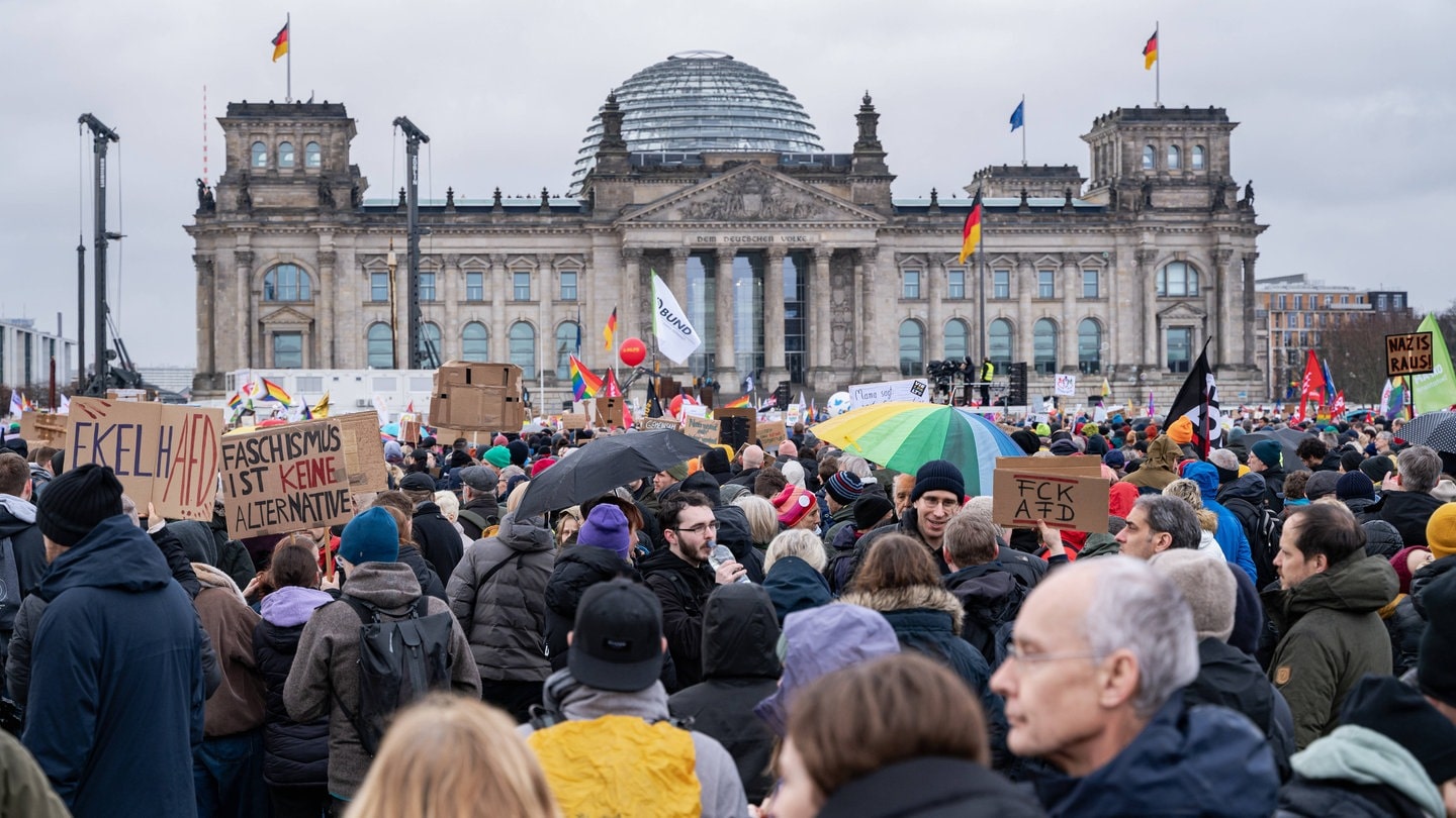 Berlin, Deutschland, Europa - Brandmauer-Demonstration Massenprotest gegen rechts und fuer Toleranz mit 100.000 angemeldeten Teilnehmern auf dem Platz der Republik vor dem Reichstag.