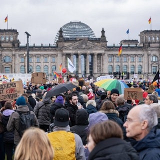 Berlin, Deutschland, Europa - Brandmauer-Demonstration Massenprotest gegen rechts und fuer Toleranz mit 100.000 angemeldeten Teilnehmern auf dem Platz der Republik vor dem Reichstag.