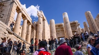 Touristen am Propylea-Aufgang zur Athener Akropolis