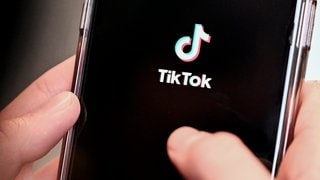 Auf einem Smartphone wird die chinesische Social-Media-App Tiktok geöffnet.