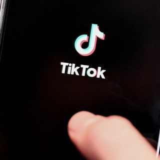 Auf einem Smartphone wird die chinesische Social-Media-App Tiktok geöffnet.