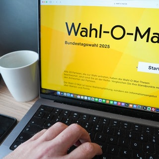 Der Wahl-O-Mat zur Bundestagswahl auf einem Laptop geöffnet