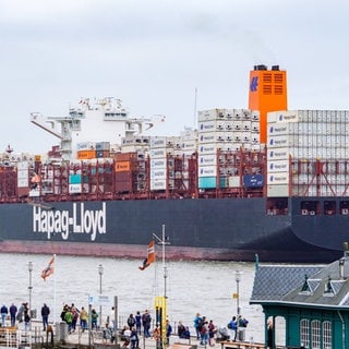 Hapag-Lloyd Containerschiff Valparaiso Express läuft in den Hamburger Hafen ein. Archivfoto