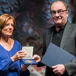 Die rheinland-pfälzische Ministerpräsidentin Malu Dreyer verleiht dem Schriftsteller Robert Menasse die Carl-Zuckmayer-Medaille 2019.