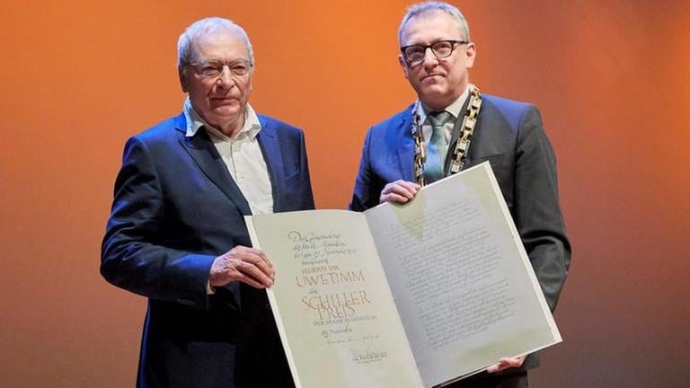 Der Mannheimer Oberbürgermeister Peter Kurz übergibt die Urkunde zur Verleihung des Schillerpreises an den Schriftsteller Uwe Timm.