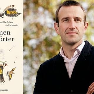 Robert Macfarlane mit seinem Buch-Cover von "Die verlorenen Wörter"