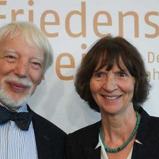 Jan Assmann, Ägyptologe und Kulturwissenschaftler, und seine Ehefrau Aleida, Literatur- und Kulturwissenschaftlerin vor einem Friedenspreis-Plakat