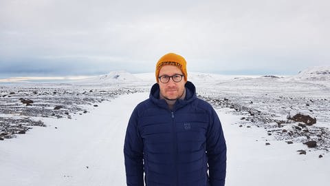 Andri Snær Magnason vor dem Ok Gletscher in Island