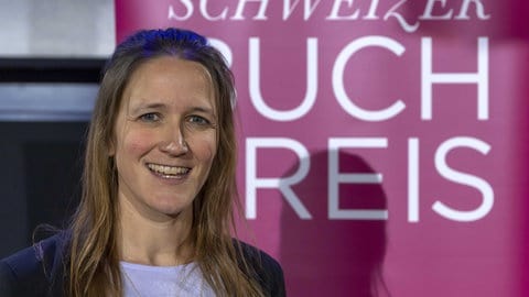 Die Gewinnerin des Schweizer Buchpreises 2021 Martina Clavadetscher bei der Preisverleihung in Basel, am 7. November 2021