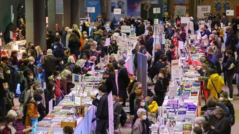 Zahlreiche Besucher an den Büchertischen der Buchmesse Pop Up im Werk II in Leipzig