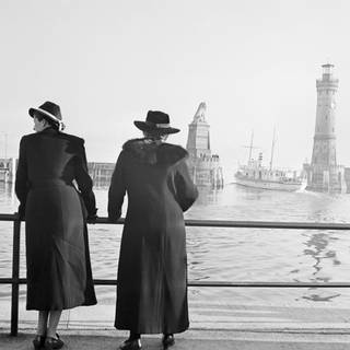 Zwei Frauen blicken auf den Hafen von Lindau am Bodensee