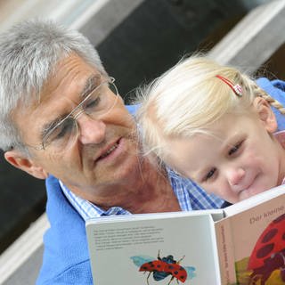 Großvater liest Enkelin vor