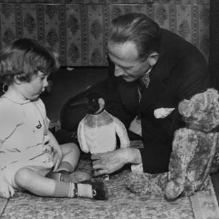 Schriftsteller und Kinderbuchautor A.A. Milne und sein Sohn Christopher Robin