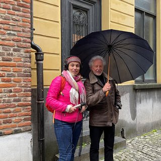 Katharina Borchardt mit Autor Stefan Hertmans  vor dem Haus im Genter Drongenhof