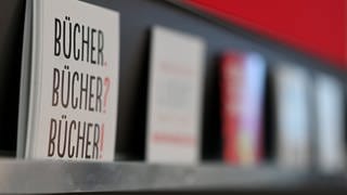 Frankfurter Buchmesse 2022: Bücheregal mit der Tafel "Bücher. Bücher? Bücher!"