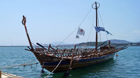 Nachbau der Argo im Hafen von Volos, Griechenland