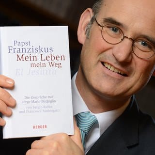 Verleger Manuel Herder hält am 25.3.2013 in Freiburg (Baden-Württemberg) ein Buch vom neuen Papst Franziskus in den Händen. 