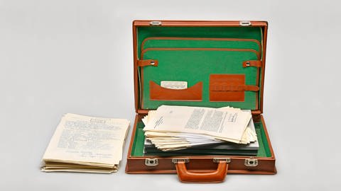Koffer mit Briefen von DDR-Bürgern, die nach ihren Lieblingsbüchern gefragt wurden 