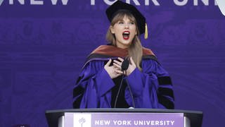 Taylor-Swift-erhält-Ehrendoktortitel-der-New-York-University