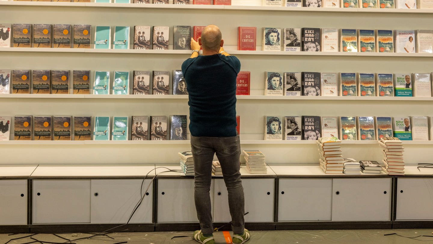 Bücher werden im Pavillon des Insel Verlags auf der Frankfurter Buchmesse ausgestellt.